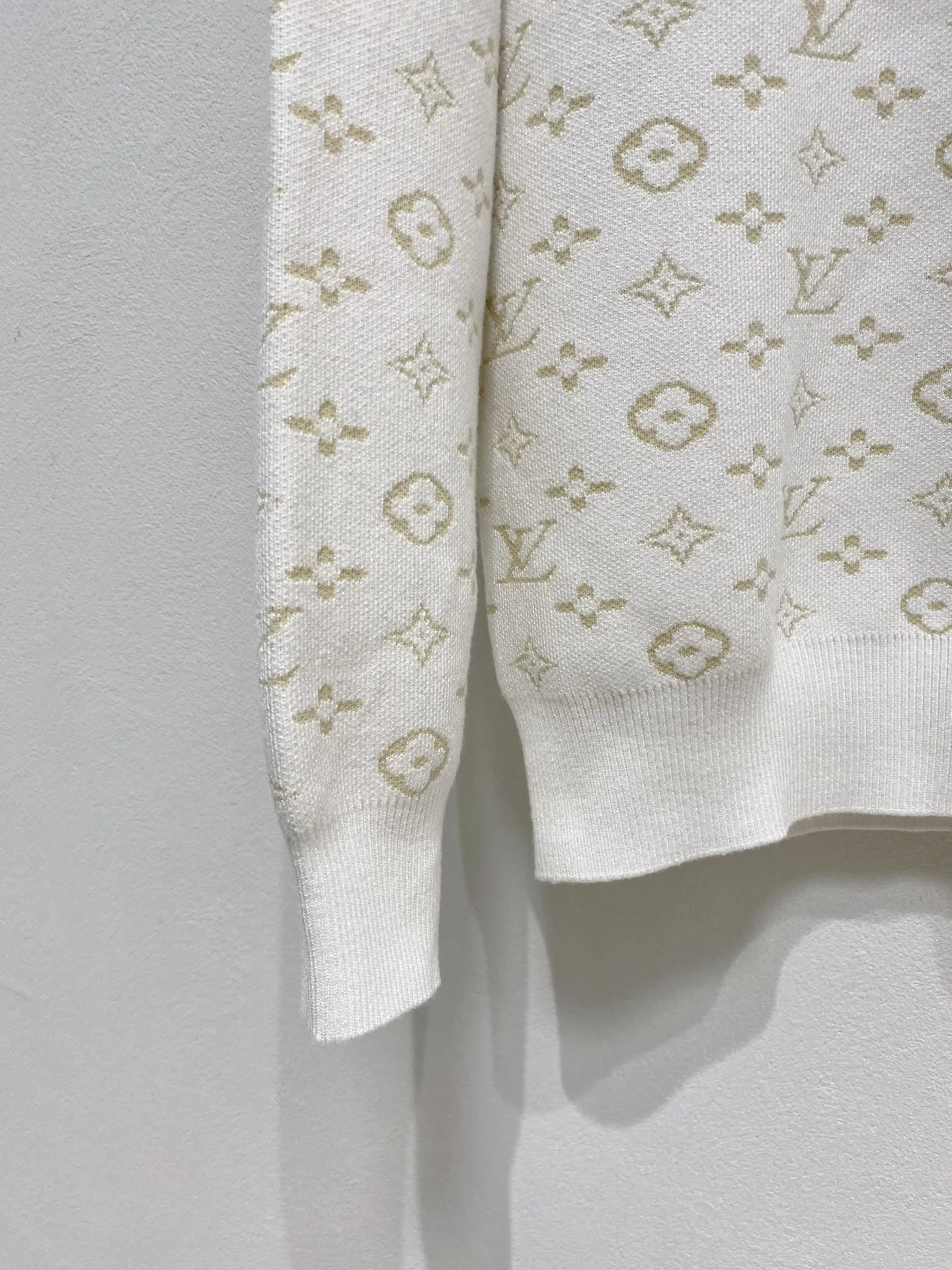 🅿️440 LV crew neck sweater, made of wool blended yarn, has good warmth retention, fluffy and soft, doubles skin care, giving you a lightweight wearing experience. High-quality natural fibers ensure high-quality life. The whole piece adopts solid color single-sided craftsmanship, leaving loose space when fit, solid color plain weave, neat texture, solid color design, durable and high-end. The half-high collar zipper design is meticulous in workmanship, fashionable and versatile. The back shoulder design is simple and comfortable. At the same time, the use of counter-stitch connection highlights the quality in the details, making the temperament more low-key, restrained, calm and stylish, and better showing the clean and tidy side of successful men. The collar, cuffs, and hem are made of dense rib weaving, which is tight and elastic, not easy to deform, and highlights the details and texture. Whether worn alone or layered, it can not only give you a warm feeling, but also give you a sophisticated sense of fashion.      Size: M-XXXL
